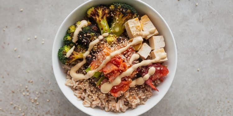 Découvrez notre recette de bol de riz au brocoli rôti et kimchi riche en prébiotiques et probiotiques pour chouchouter votre flore intestinale Végétarien savoureux et nutritif    Viral Mag