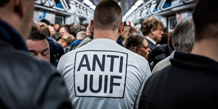 Un Maillot Antisémite Dans Le Métro Parisien Choque La France - Viral Mag Un homme portant un maillot anti juif dans le métro parisien crée lémoi soulignant les inquiétudes croissantes sur lantisémitisme en France Viral Mag