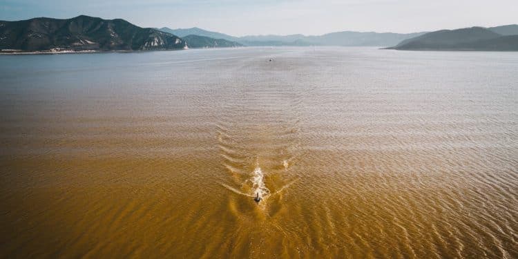 Un Nord-Coréen Brave les Eaux pour Fuir vers la Liberté - Viral Mag Découvrez le périple extraordinaire dun Nord Coréen qui a fui son pays à la nage bravant les dangers de la mer Jaune pour atteindre la Corée du Sud et la liberté   Viral Mag