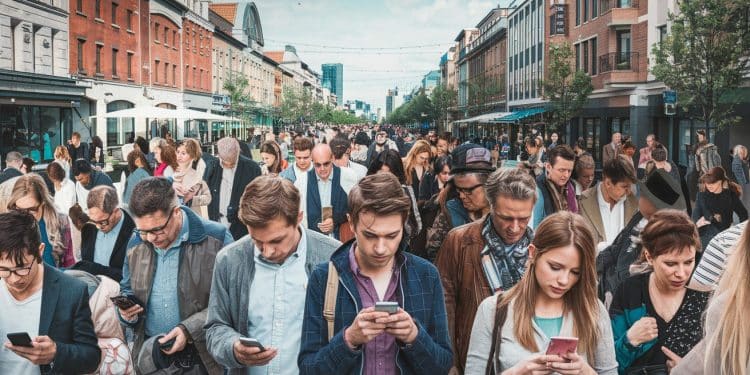 Une commune de Seine et Marne a tenté dinterdire lusage du smartphone dans ses rues Bien que la justice ait annulé larrêté le maire estime devoir alerter ses concitoyens sur les dangers Réactions mitigées des habitants   Viral Mag