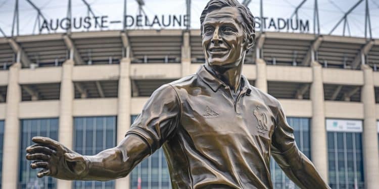 Une statue en hommage à Just Fontaine inaugurée au stade de Reims - Viral Mag Le Stade de Reims a rendu un vibrant hommage à Just Fontaine légende du football français en inaugurant une statue de bronze à son effigie devant le stade Auguste Delaune Viral Mag