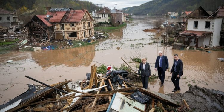 Ursula von der Leyen Visite les Zones Sinistrées en Bosnie - Viral Mag La présidente de la Commission européenne Ursula von der Leyen a visité les régions de Bosnie touchées par les inondations et promis une aide européenne Viral Mag