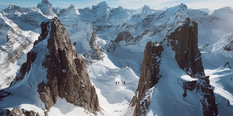 Suivez les aventures vertigineuses dune équipe de TF1 dans les sommets des Alpes françaises Découvrez les expériences uniques des passionnés de montagne   Viral Mag