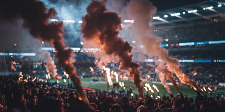 Violences dans les stades : L’impuissance face aux insultes ? - Viral Mag Après les incidents au Parc des Princes le ministre de lIntérieur exhorte les clubs à prendre leurs responsabilités Mais ont ils réellement les moyens dagir Viral Mag