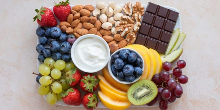 10 collations saines pour perdre du poids sans frustration - Viral Mag Découvrez 10 collations savoureuses et nutritives pour gérer votre poids sans vous priver Des noix aux fruits ces idées vous aideront à atteindre vos objectifs Viral Mag