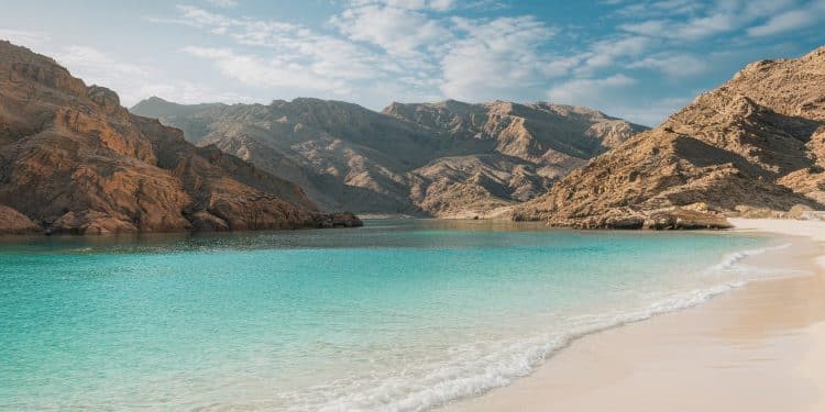 Envie dévasion et dauthenticité  Partez à la découverte des 13 lieux incontournables du Sultanat dOman  Entre déserts wadis luxuriants et plages paradisiaques préparez vous à un voyage hors du commun   Viral Mag