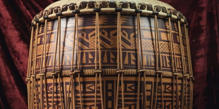 La France et la Côte dIvoire signent un accord historique pour le retour dun tambour pillé pendant la colonisation Découvrez les détails de ce moment symbolique   Viral Mag