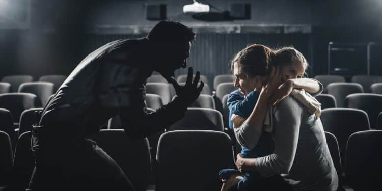 Une mère de famille sauvagement agressée pour avoir réclamé le silence dans un cinéma lors dune sortie avec son enfant Lagresseuse lourdement condamnée   Viral Mag