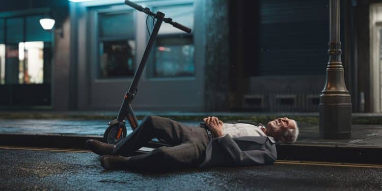 Agression Violente à Échirolles : Un Sexagénaire Attaqué par des Jeunes à Trottinette - Viral Mag Un homme de 66 ans violemment agressé par deux jeunes à trottinette électrique à Échirolles après leur avoir fait une remarque Balayette coup de pied à la tête perte de connaissance Les agresseurs en fuite Viral Mag