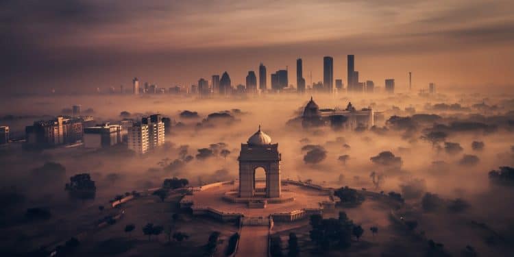Alerte Pollution : New Delhi Suffoque Sous un Brouillard Toxique - Viral Mag New Delhi enregistre des niveaux record de pollution de lair dépassant 60 fois les seuils de lOMS Les écoles ferment la santé des habitants est en danger Viral Mag
