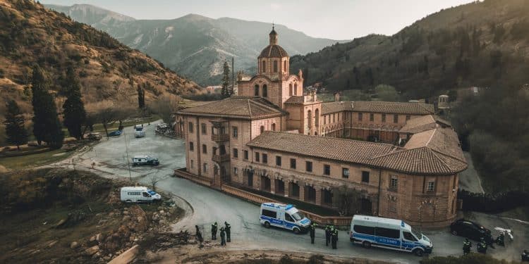 Attaque Meurtrière dans un Monastère Espagnol : La Police Traque le Suspect - Viral Mag Un homme a semé la terreur samedi dans un monastère près de Valence tuant un moine et en blessant trois autres Les forces de lordre sont à sa recherche Viral Mag