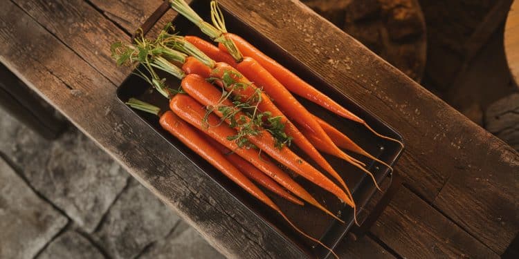 Carottes Rôties au Sirop d’Érable : Le Délice de Saison - Viral Mag Découvrez notre recette simple et savoureuse de carottes rôties au sirop dérable Un accompagnement parfait pour vos repas dautomne Viral Mag