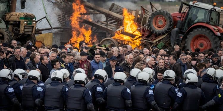 Les agriculteurs français sont à nouveau mobilisés pour défendre leurs intérêts face à un accord de libre échange controversé avec le Mercosur Découvrez les actions coup de poing et les tensions qui montent   Viral Mag