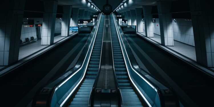 Chute Vertigineuse depuis un Escalator à Nice : Pronostic Vital Engagé - Viral Mag Un homme dune quarantaine dannées a chuté de 10 mètres depuis un escalator à Nice Son pronostic vital est engagé Les circonstances restent floues Viral Mag