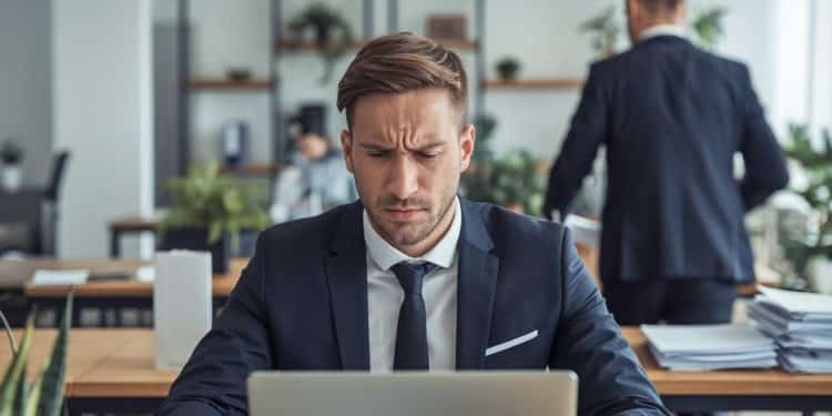 Comment Réagir face aux Pilleurs d’Idées au Travail ? - Viral Mag Frustré par des collègues qui sapproprient vos idées au bureau  Découvrez nos conseils pour gérer ces situations délicates avec tact et assertivité   Viral Mag