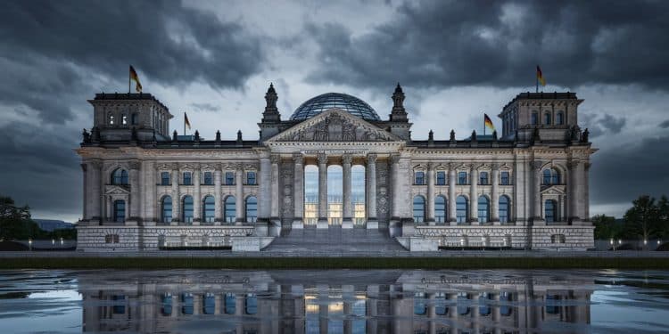 Crise politique en Allemagne : le chancelier Scholz face à des défis majeurs - Viral Mag LAllemagne traverse une période de turbulences politiques et économiques La coalition dirigée par le chancelier Olaf Scholz est menacée dimplosion alors que le pays fait face à de multiples défis Viral Mag