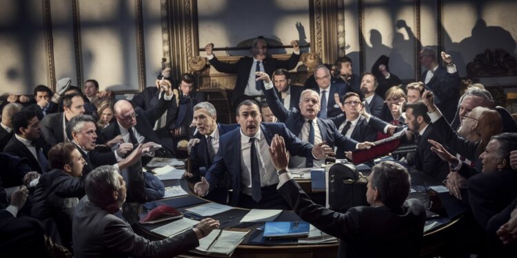 Crise Politique : La France Au Bord De La Censure Du Gouvernement ? - Viral Mag La France traverse une grave crise politique lextrême droite menaçant de censurer le gouvernement dès la semaine prochaine sur le budget Tensions extrêmes Viral Mag