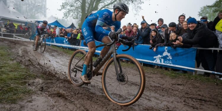 Cyclo-cross : Iserbyt triomphe en l’absence de Van Aert et Van der Poel - Viral Mag Eli Iserbyt remporte brillamment la première manche de la Coupe du monde de cyclo cross à Anvers Les stars Van Aert et Van der Poel manquaient à lappel Viral Mag