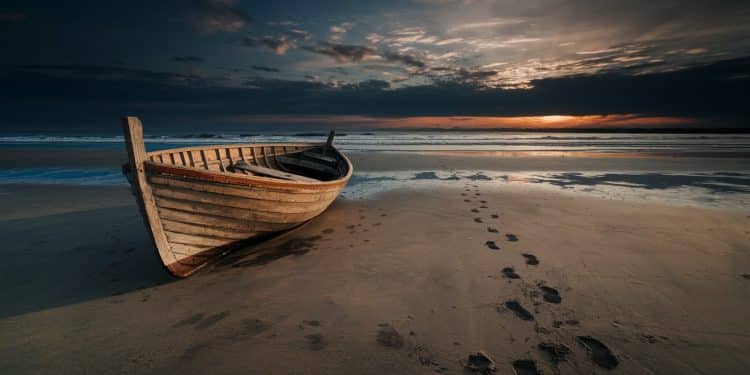 Découverte Macabre sur une Plage du Nord de la France - Viral Mag Un corps sans vie dorigine africaine retrouvé sur une plage de Sangatte relançant le débat sur les traversées périlleuses de migrants Viral Mag