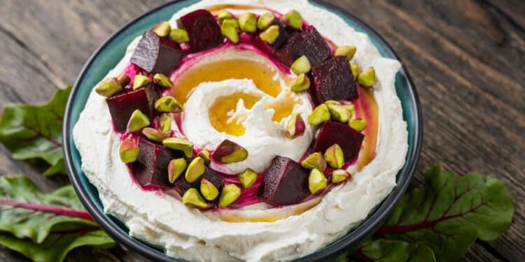 Délicieuse Feta Fouettée aux Betteraves Rouges et Pistaches - Viral Mag Découvrez notre recette étonnante de feta fouettée agrémentée de betteraves rouges pistaches et miel Un mélange sucré salé irrésistible prêt en 15 minutes Viral Mag