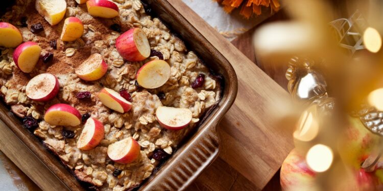 Délicieuse recette de flocons d’avoine cuits aux pommes et aux canneberges - Viral Mag Découvrez notre recette réconfortante et nutritive de flocons davoine cuits aux pommes et aux canneberges parfaite pour un petit déjeuner dautomne énergisant Viral Mag