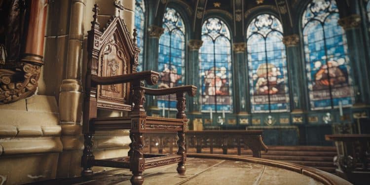 Des chaises Uniques pour la Réouverture de Notre-Dame de Paris - Viral Mag Du chêne landais béni pour meubler Notre Dame découvrez lhistoire fascinante des nouvelles chaises de la célèbre cathédrale parisienne Viral Mag