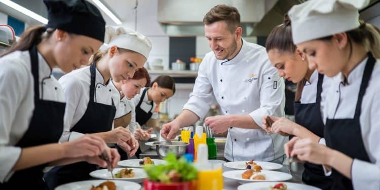 Des Ukrainiens Se Forment à La Cuisine Française Étoilée - Viral Mag Des réfugiés ukrainiens apprennent les secrets de la gastronomie française auprès dun chef étoilé pour reconstruire leur avenir Une belle initiative pleine despoir Viral Mag