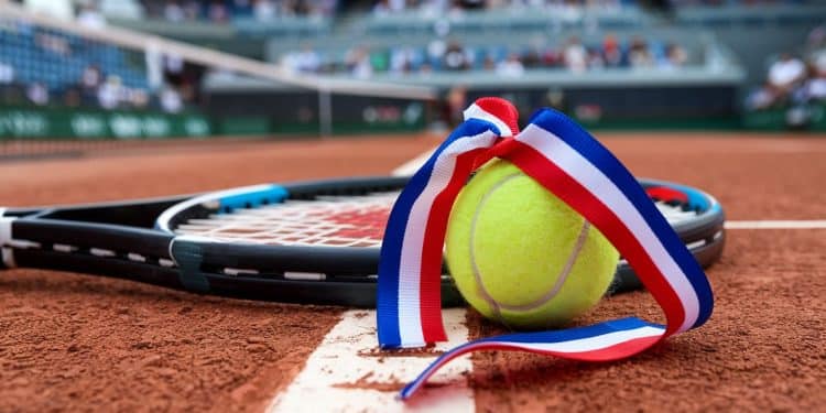 Coup dur pour Parry et léquipe de France  à cause dune blessure au genou la numéro 1 française doit déclarer forfait pour la suite de la BJK Cup Gracheva la remplace   Viral Mag