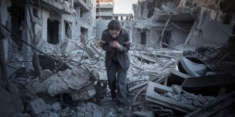 Drame à Douris: Une Secouriste Retrouve Son Père Dans Les Décombres - Viral Mag Suzanne Karkaba secouriste libanaise a dû fouiller les ruines dun centre bombardé par Israël pour y retrouver le corps de son père Ali lui aussi secouriste Un témoignage poignant sur le lourd tribut payé par les équipes de secours dans ce conflit Viral Mag