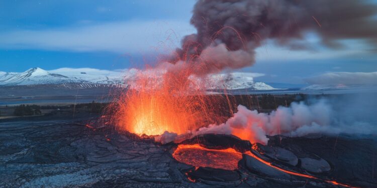 Un volcan est entré en éruption dans le sud ouest de lIslande près de Grindavík Cest la septième éruption dans la région depuis décembre dernier Découvrez les détails de ce phénomène naturel impressionnant   Viral Mag