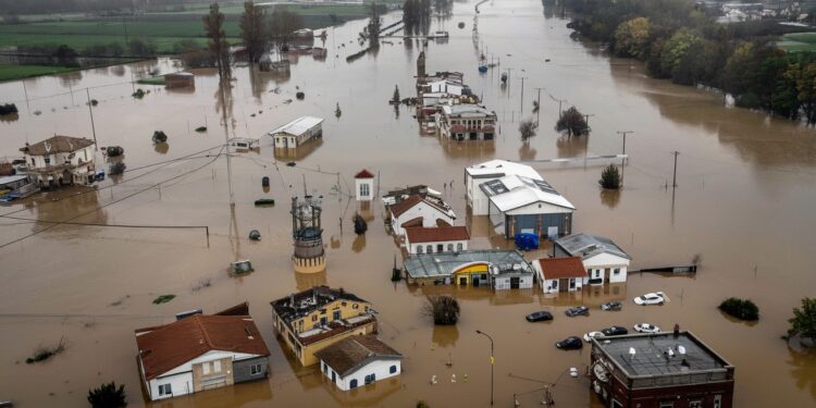 Espagne: Sánchez Se Défend Face aux Inondations Dévastatrices - Viral Mag Le Premier ministre espagnol Pedro Sánchez affirme avoir assumé ses responsabilités dès le début face aux inondations meurtrières qui ont ravagé le sud est de lEspagne De nouvelles aides durgence de 23 milliards deuros sont annoncées Viral Mag