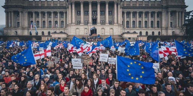 Géorgie : Manifestations Massives Contre des Fraudes Électorales Présumées - Viral Mag Des milliers de Géorgiens pro européens manifestent à Tbilissi dénonçant des fraudes électorales présumées du parti au pouvoir lors des législatives du 26 octobre Viral Mag