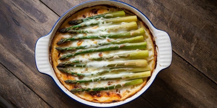 Gratin d’asperges : La Recette Raffinée et Réconfortante - Viral Mag Découvrez notre recette exclusive de gratin dasperges un plat savoureux et gourmand qui séduira vos papilles Succombez à cette recette simple et rapide Viral Mag