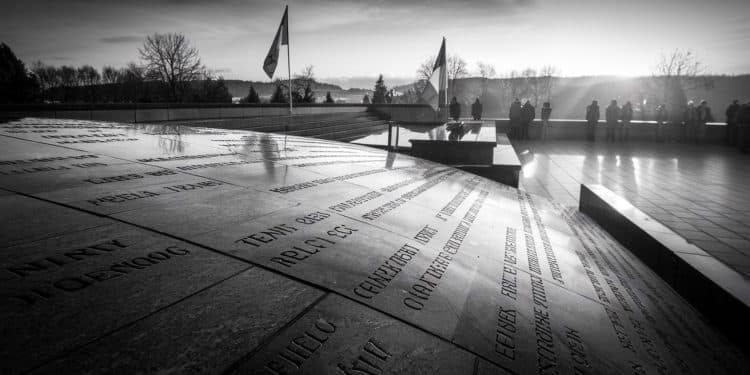 Hommage aux 291 soldats français et suisses morts pour la France - Viral Mag Genève rend hommage à 291 soldats français et suisses tombés durant la Grande Guerre leurs noms retrouvant leur place dans la mémoire collective sur le monument aux morts Viral Mag