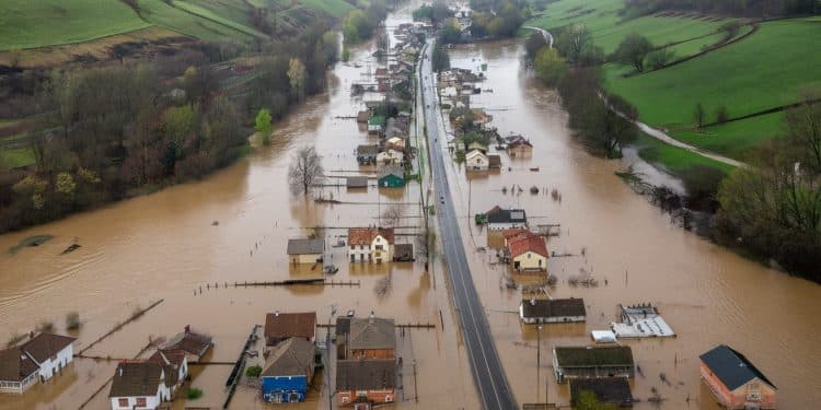 Des images saisissantes filmées par hélicoptère révèlent lampleur des dégâts causés par les inondations meurtrières dans le sud de lEspagne Découvrez les zones les plus touchées   Viral Mag