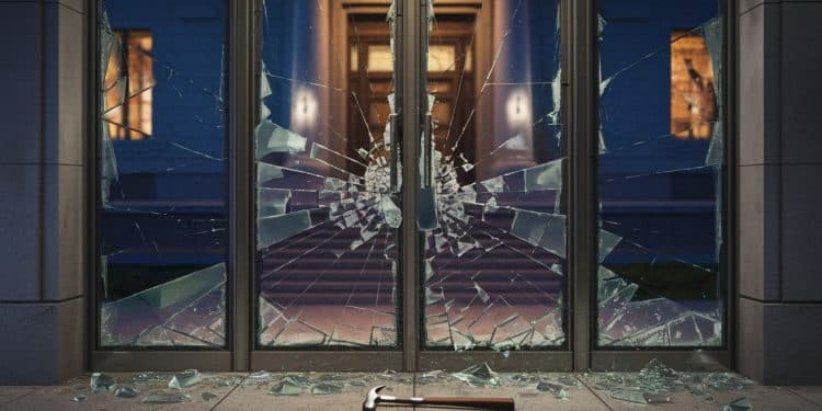 Un individu armé dun marteau a forcé lentrée du tribunal judiciaire de Lyon vendredi soir Le suspect algérien a été interpellé par la police   Viral Mag