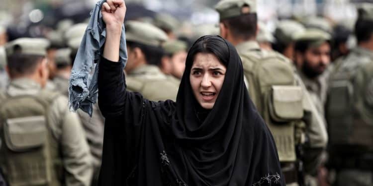 Iran : Une étudiante arrêtée pour avoir protesté dénudée - Viral Mag Une étudiante iranienne sest dévêtue en signe de protestation contre le harcèlement de miliciens et a été arrêtée à Téhéran Viral Mag