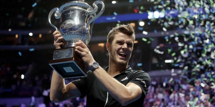 Jannik Sinner, numéro 1 mondial, triomphe au Masters ATP - Viral Mag À seulement 23 ans Jannik Sinner est devenu le premier Italien à remporter le prestigieux Masters ATP Une victoire éclatante et historique Viral Mag
