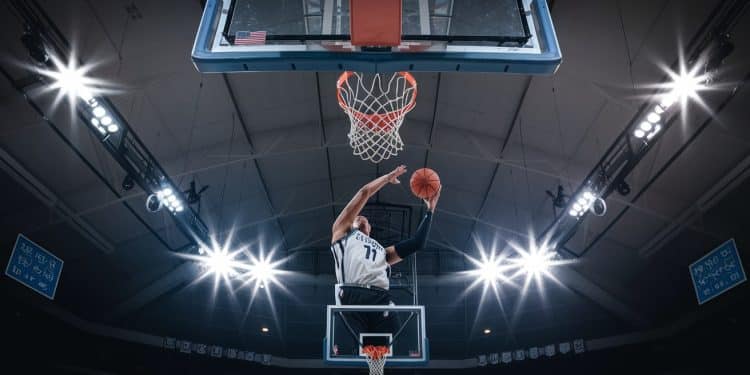 Klay Thompson larrière mythique de Golden State vient de passer un nouveau cap symbolique avec 2500 paniers à 3 points en carrière Retour sur le parcours de ce joueur dexception   Viral Mag