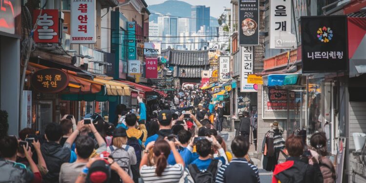 Découvrez comment les séries coréennes les K dramas attirent de plus en plus de touristes passionnés en Corée du Sud à la recherche des lieux emblématiques de tournage   Viral Mag