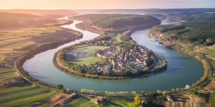 La Loire Face au Défi Climatique : Un Fleuve en Mutation - Viral Mag Découvrez comment la Loire se prépare aux conséquences du changement climatique Des projets innovants pour préserver le fleuve et son écosystème Viral Mag