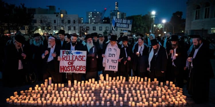Chaque mardi soir des centaines de juifs religieux se rassemblent à Tel Aviv pour soutenir les familles des otages retenus à Gaza depuis plus dun an   Viral Mag
