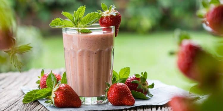 La smoothie fraise crémeux : votre allié minceur et santé - Viral Mag Découvrez comment préparer en 5 min un délicieux smoothie à la fraise bourré de nutriments et faible en calories La recette parfaite pour garder la ligne avec gourmandise Viral Mag