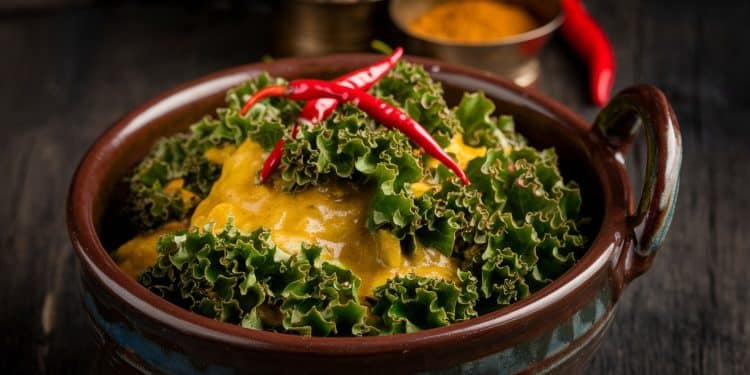 Le chou frisé au curry : une explosion de saveurs exotiques - Viral Mag Découvrez la recette du chou frisé au curry un mélange dépices et de légumes qui vous transportera au cœur de la cuisine kenyane Un plat végétarien sain et savoureux Viral Mag
