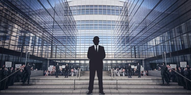 Le Parlement européen invite la controversée Maboula Soumahoro - Viral Mag Scandale Le Parlement européen invite Maboula Soumahoro connue pour ses propos choquants Conférence finalement reportée face aux protestations Viral Mag