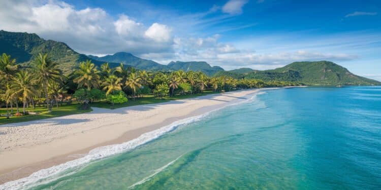 Le Vietnam, Destination Méconnue Pour Un Hiver Au Soleil - Viral Mag Découvrez les plages paradisiaques du Vietnam pour un hiver au soleil loin des foules Sable blanc eaux turquoise et farniente vous attendent Viral Mag