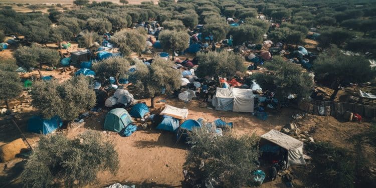 L’enfer des migrants bloqués dans le nord de la Tunisie - Viral Mag Dans les camps de migrants au nord de Sfax plus de 50 000 personnes subsahariennes vivent dans des conditions inhumaines prises au piège entre passeurs et autorités tunisiennes Viral Mag
