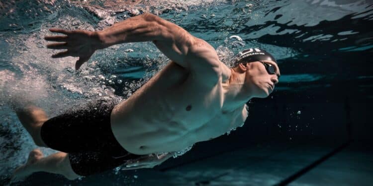 Il a conquis les bassins mondiaux en un temps record  découvrez le parcours époustouflant de Léon Marchand la nouvelle star de la natation française   Viral Mag