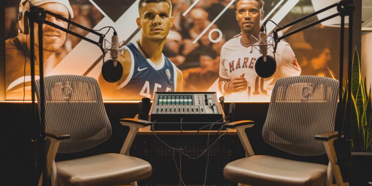 L’Equipe du Soir : Le Podcast Incontournable pour les Passionnés de Sport - Viral Mag Plongez au cœur de lactualité sportive avec LÉquipe du Soir le podcast qui réunit discussions ardentes et débats passionnés Découvrez pourquoi il est devenu incontournable pour tous les amoureux du sport Viral Mag