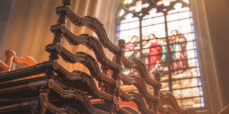 Découvrez létonnante bénédiction des nouvelles chaises de la cathédrale Notre Dame fabriquées dans les Landes avant leur grand retour à Paris Un événement insolite qui marque une étape clé dans la rénovation de ce joyau gothique   Viral Mag